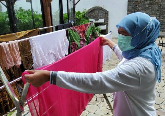 Terpapar Covid-19, Gubernur Khofifah Isolasi Mandiri dengan Nyuci Baju Sendiri Pakai Tangan