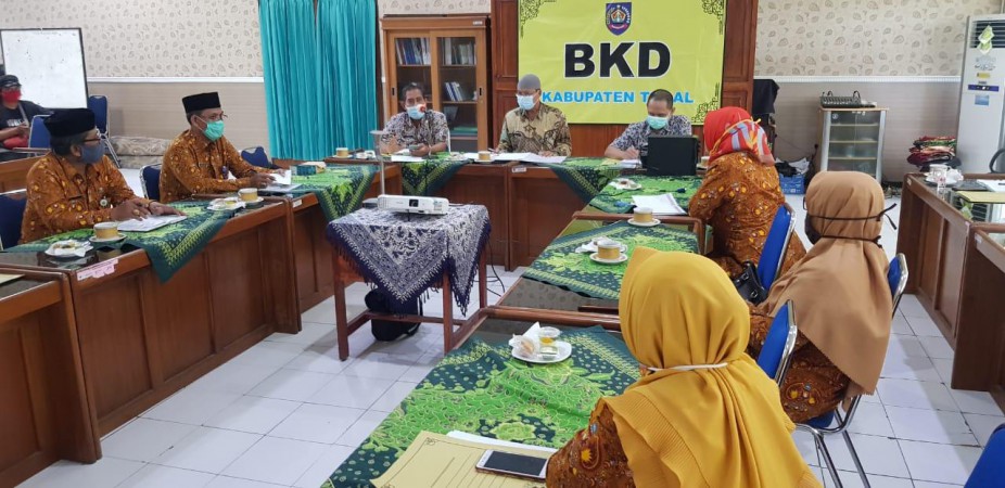 Minta Diangkat Menjadi PPPK, Guru PAI SDN Adiwerna 03 Menangis di Depan Kantor BKD