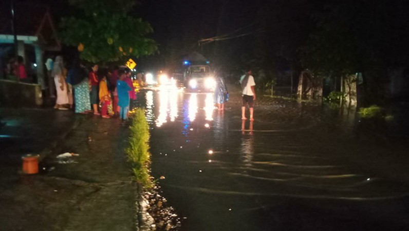 Sungai Meluap, Jalan Provinsi di Perbatasan Jateng dan Jabar Terendam Air