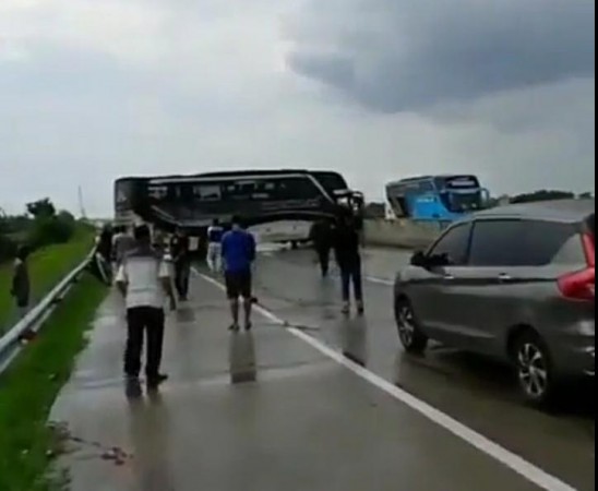 Hindari Kendaraan, Bus Tabrak Pembatas Tol dan Melintang di Ruas Pejagan-Pemalang