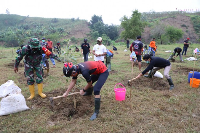 Tanam Pohon di Lahan Kritis Desa Jragung Demak, Ganjar: Titip ya Pak Kades