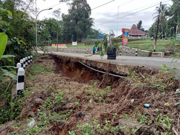 Intensitas Hujan Tinggi, Jalan Jatinegara-Slawi Longsor