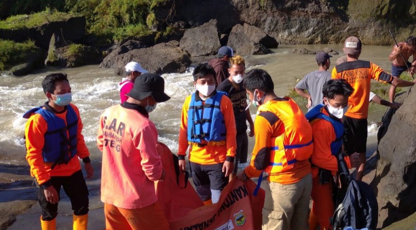 Mulai Bengkak dan Membusuk, Mayat Misterius Diprediksi Sudah Tiga Hari Hanyut di Sungai Comal