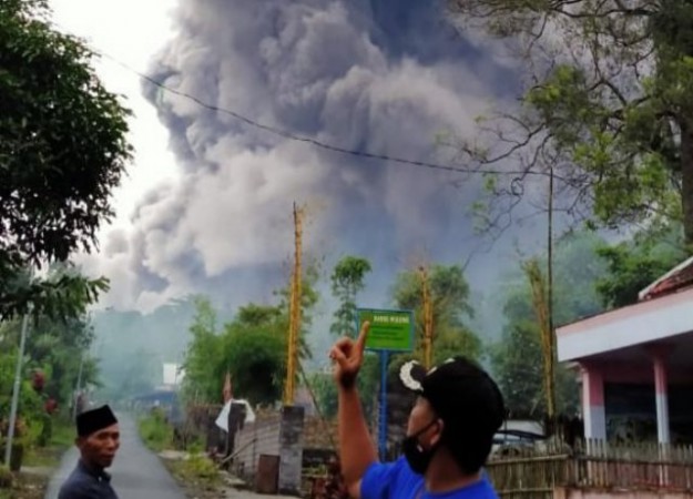 Luncurkan Awan Panas Guguran Sejauh Empat Kilometer, Semeru Masih Bersatus Waspada