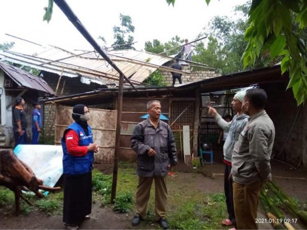 Angin Kencang Terjang Desa Tuwel, Pelipis Balita Robek Tertimpa Batako
