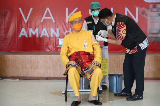 Divaksin Dosis Kedua, Ganjar Tampil Nyentrik Pakai Baju Adat Riau yang Lengannya Bisa Dilepas