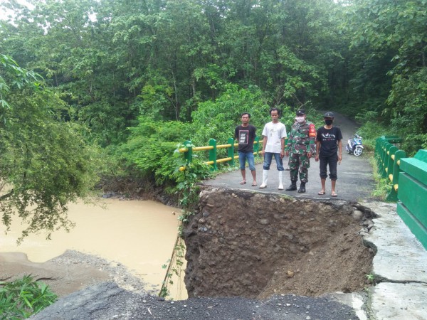 Jembatan Ambles, Akses Warga dari Gongseng ke Kejene di Pemalang Putus