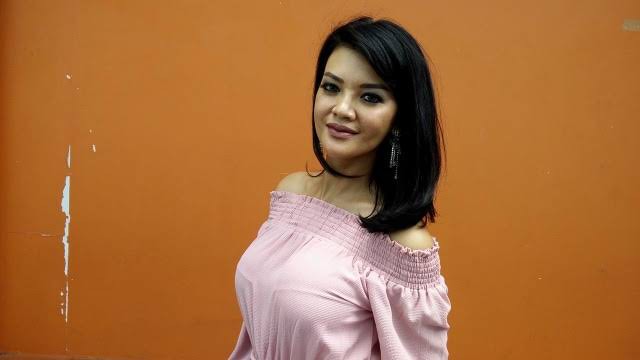 Kata Farah Quinn, Wanita Elegan Tidak Boleh Berdaster dan Bersendawa di Muka Umum