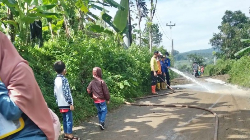 Jalan Batunyana-Lengkong Kabupaten Tegal Longsor, Arus Lalu Lintas Terhambat