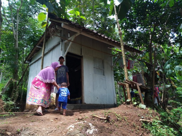 Kasihan, Sudah Setahun Satu Keluarga Tinggali Gubuk di Tengah Kebun Berdinding Seng