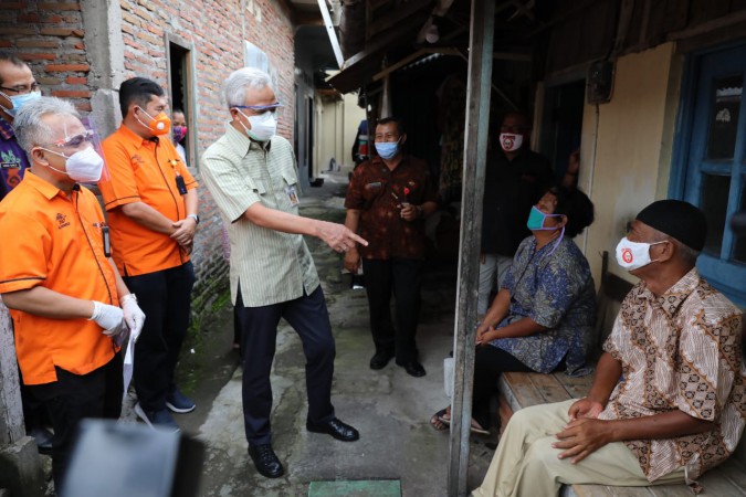 Tinjau Penyaluran BST Door to Door, Ganjar Dampingi PT Pos Serahkan ke Lansia