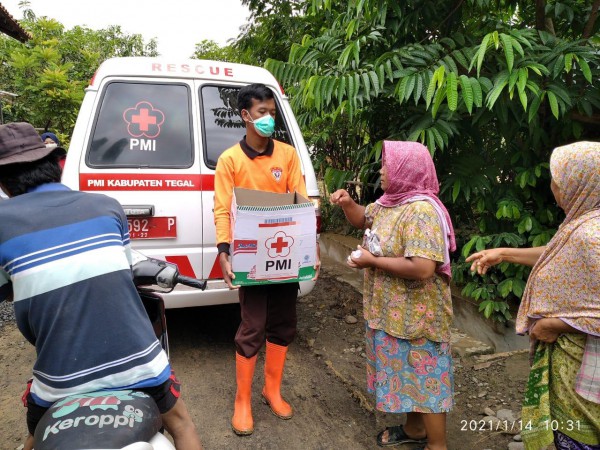 Pramuka dan PMI Bagikan Nasi Bungkus Pada Korban Banjir