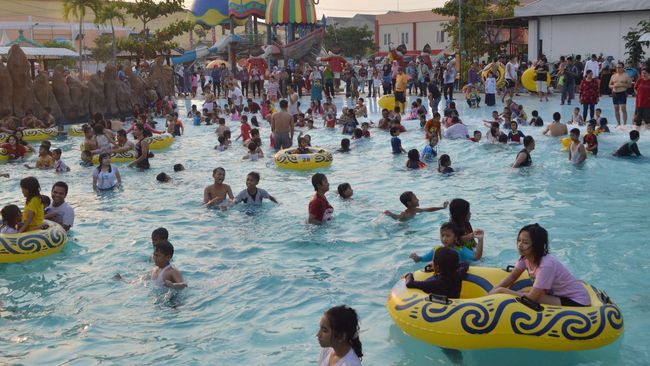 Videonya Berjubel Pengunjungnya Viral, Wisata Waterboom Cikarang Ditutup Ridwan Kamil