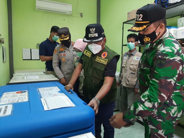 Personel TNI-Polri Bersenjata Lengkap Kawal Vaksin Covid-19 Hingga Disuntikkan
