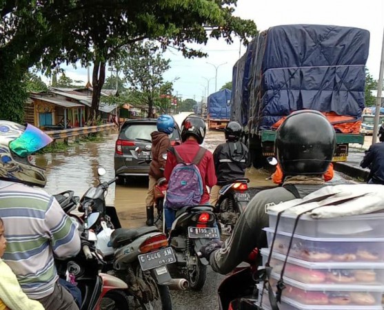 Jalan Tergenang Banjir, Jalur Pantura Tegal-Pemalang Macet dan Atre Panjang
