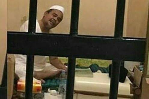 Makin Sering Sesak Napas sejak Ditahan, Aziz Yanuar Memohon Habib Rizieq Dibantu Doa