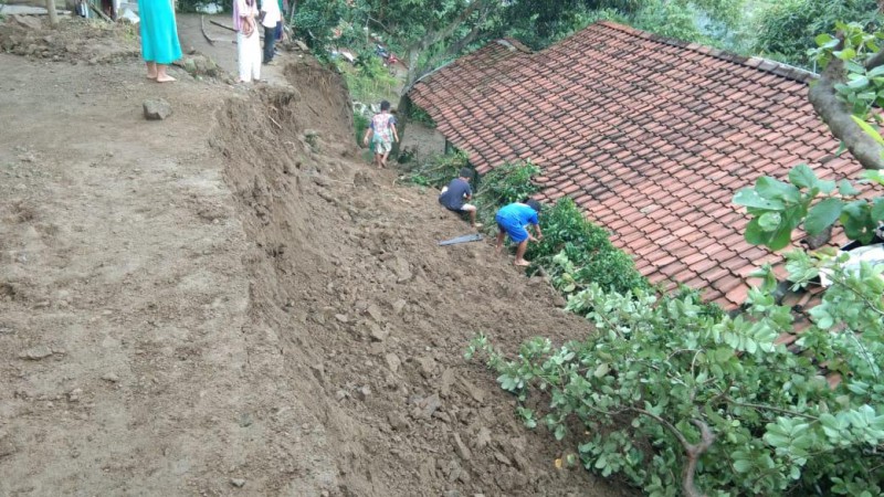 Intensitas Hujan Tinggi, Tanah Longsor Terjang Desa Padasari Kabupaten Tegal, 3 Rumah Rusak
