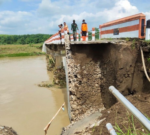 Jembatan Penghubung Amblas, Warga Pabuaran Pemalang Terisolir