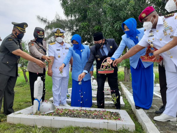 Prajurit TNI dan Polri Masih Terus Melakukan Upaya Pencarian Puing-puing Sriwijaya Air