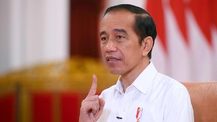 Jokowi Ingatkan Menteri dan Kepala Daerah Agar Bansos Tunai Diterima Utuh