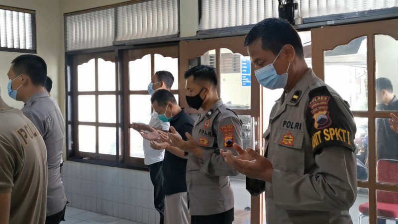 Doakan Korban Jatuhnya Pesawat Sriwijaya Air, Polisi di Pemalang Salat Gaib