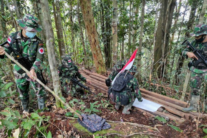 Diduga Ilegal Logging, Anggota Yonif 407 Temukan Tumpukan Kayu dalam Hutan