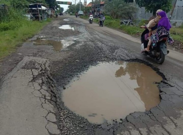 Rusak Parah, Jalan Limbangan-Randusanga Brebes Dikeluhkan