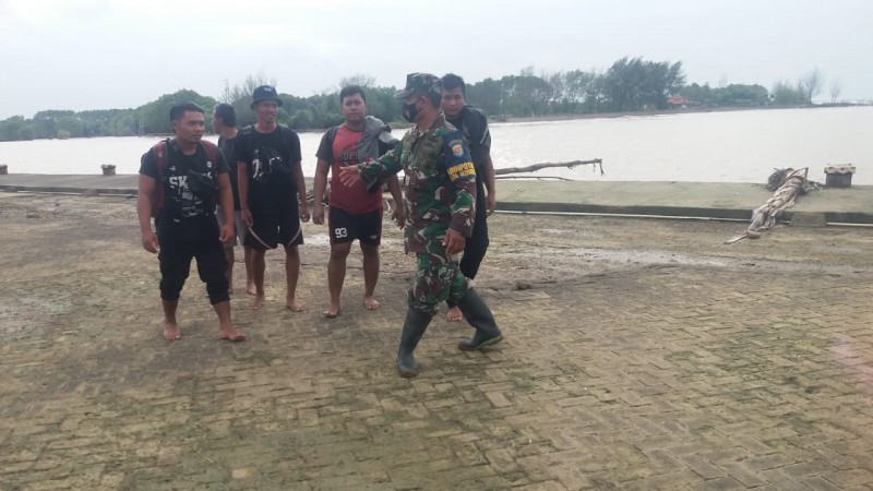 Enam ABK Penarik Tongkang Ditemukan Selamat Setelah 12 Jam Terombang-ambing di Laut