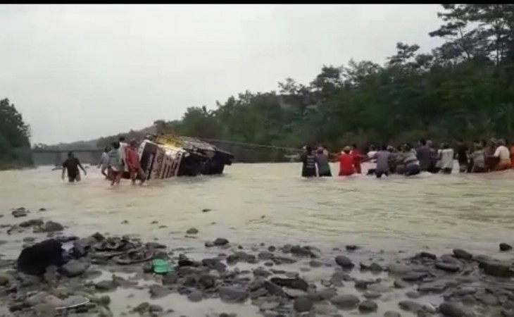 Diterjang Banjir, Truk Pengangkut Pasir Hanyut di Sungai Polaga Pemalang