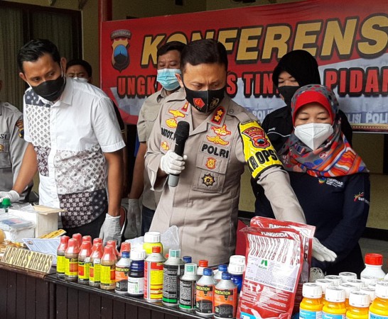 Tiga Pelaku Pengedar Pestisida Palsu Dibekuk Polisi, Ribuan Botol Berbagai Jenis Diamankan