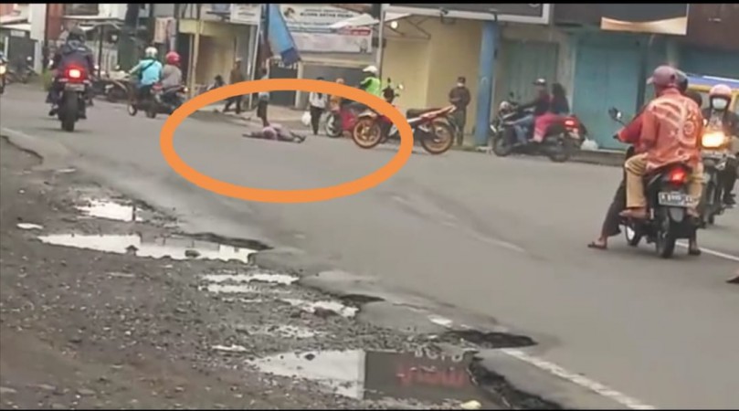 Viral Banget, Pria Ini Berjoget di Atas Motor Lalu Tiduran di Tengah Jalan Raya yang Ramai