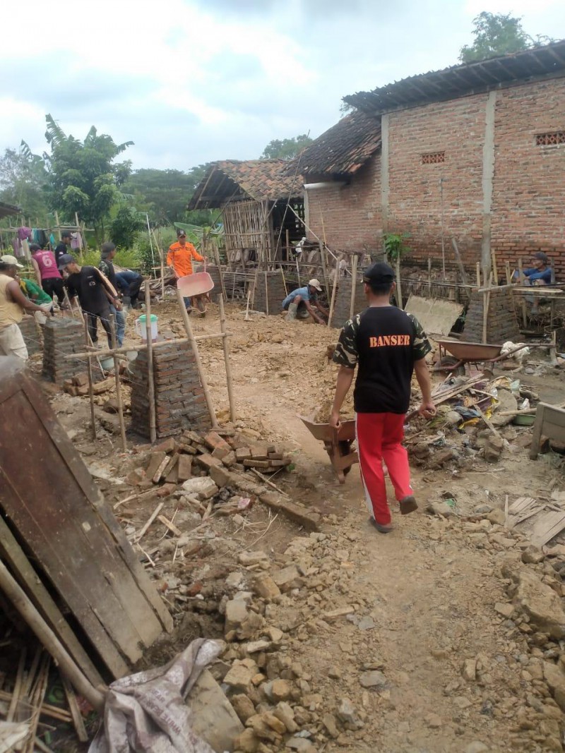 Diterjang Tanah Longsor, Dua Rumah dan Satu Gedung MI  Tertimbun