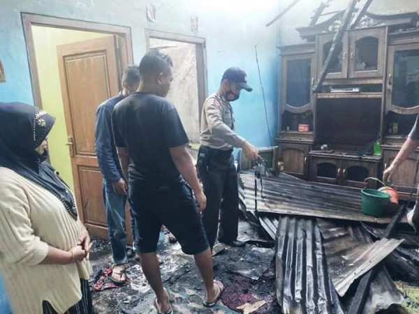 Dengan Santai, Pria Paruh Baya Ini Nekat Bakar Rumah dan Mobilnya Sendiri