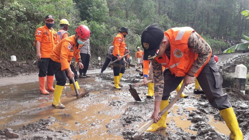 Tanah Longsor di Bojong dan Bumijawa, 3 Rumah Tertimbun dan 9 Orang Terluka