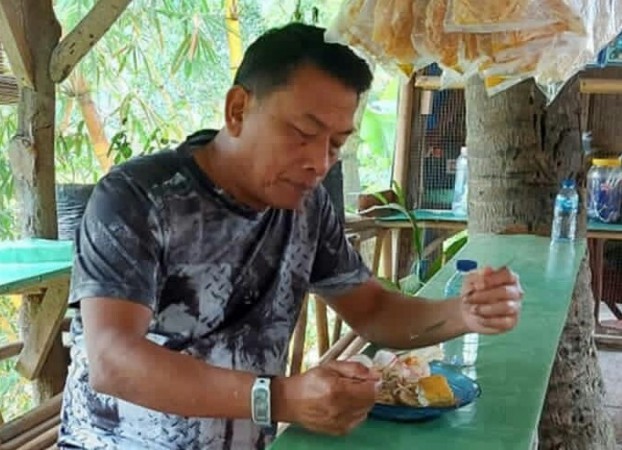 Pamer Makan di Warung Pinggir Jalan dengan Kaos, Moeldoko Disindir Demokrat: Dikit Lagi, Gorong-gorong Nih