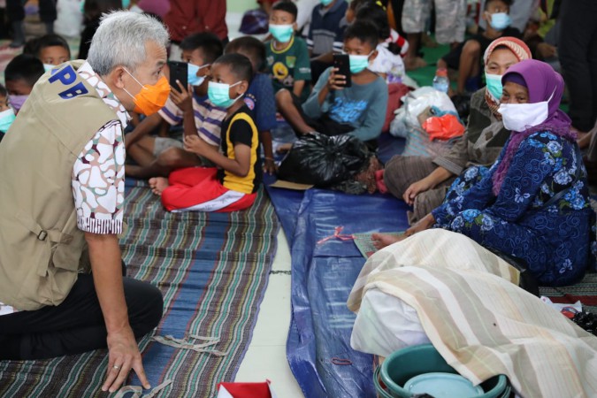 Kunjungi Ratusan Pengungsi Banjir Pekalongan, Ganjar: Kalau Seperti Ini Bahaya, Pak, Tolong Disekat!