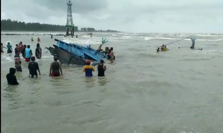 Perahu Pecah Tabrak Batuan, Puluhan Warga Nyebur ke Laut Membantu Proses Evakuasi