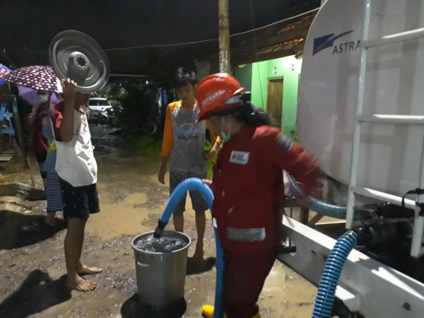 Warga Terdampak Banjir Mengeluh Pegal-pegal, PMI Salurkan Air Bersih