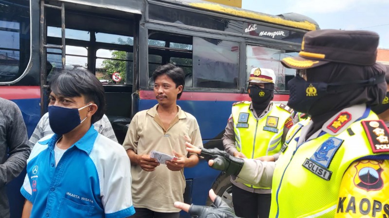 Tak Pakai Masker, Sopir dan Penumpang Bus Diswab serta Disanksi Nyanyikan Indonesia Raya