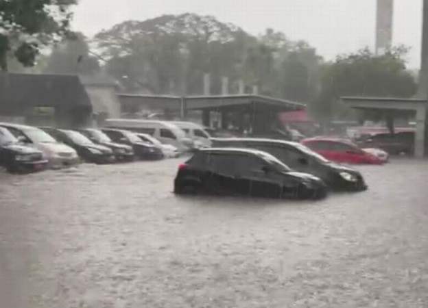 Mobil dan Motor Terendam Banjir Parah di Semarang, Netizen Singgung PSI: Mingkem Bae@psi_id?