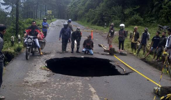 Jalan Provinsi Tertutup Material Longsor, Jembatan Menuju Obyek Wisata Curug Cantel Berlubang