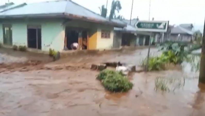 Lereng Gunug Slamet Gundul, Dua Desa di Sirampog Diterjang Banjir Bandang