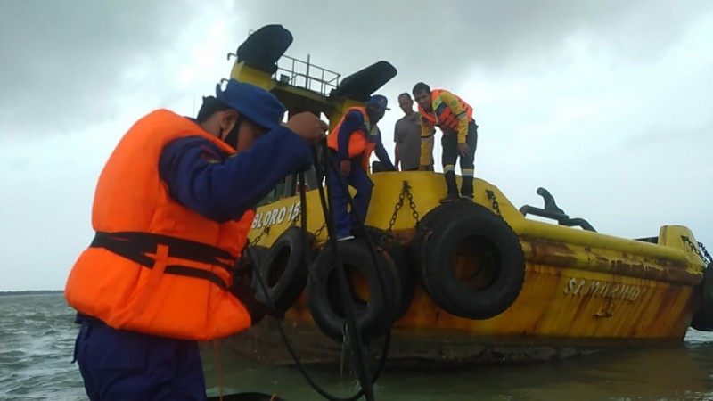 Cuaca Ekstrem, Kapal Tongkang Kembali Terdampar di Perairan Pemalang