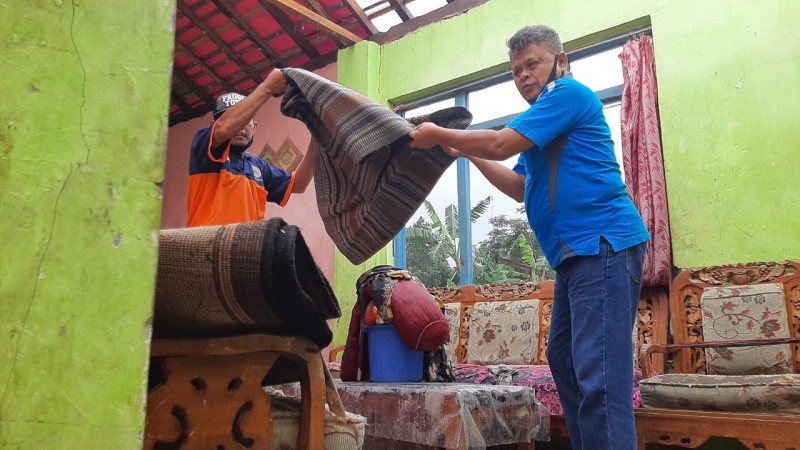 Dengar Suara Gemuruh Saat Tertidur, Begitu Bangun, Atap Rumah Berterbangan