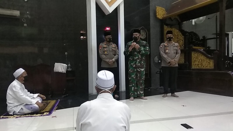 PPKM Diperpanjang, TNI-Polri Pantau Penerapan Prokes Jamaah Salat Lima Waktu di Masjid Agung