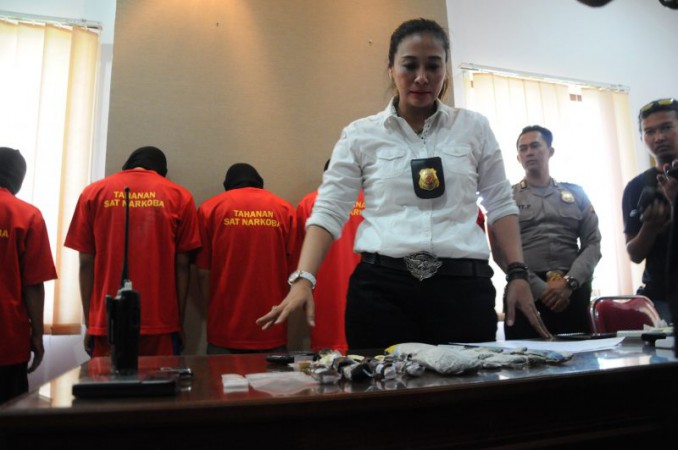 Ditangkap saat Pesta Narkoba dengan 11 Anggotanya, Kapolsek Cantik Terancam Dipecat