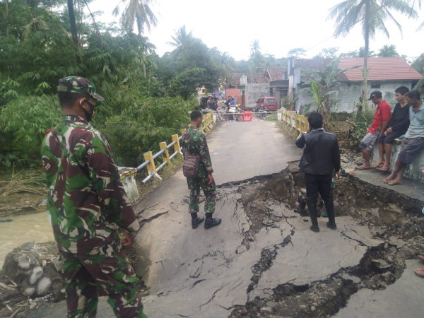 Jembatan Penghubung Desa Suru Wanarata Pemalang Ambrol Tergerus Banjir 