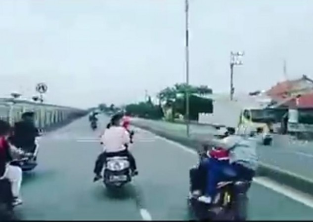 Ngeri! Video Remaja di Brebes Konvoi Bawa Senjata Tajam Viral, Kapolsek Ungkap Hal Ini