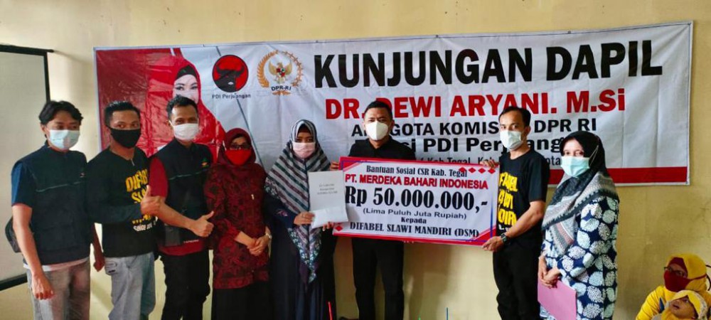 Anggota Difabel Terima Bantuan Paket Sembako dan Uang Rp50 Juta