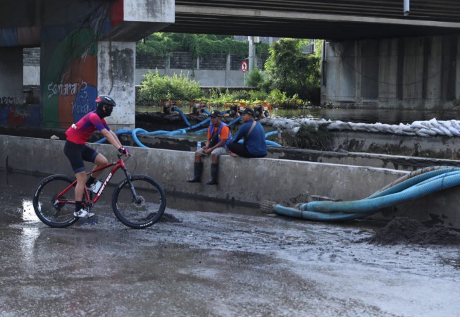 Sambil Gowes, Ganjar Cek Banjir Semarang yang Mulai Surut dan Minta Kali Babon Dinormalisasi